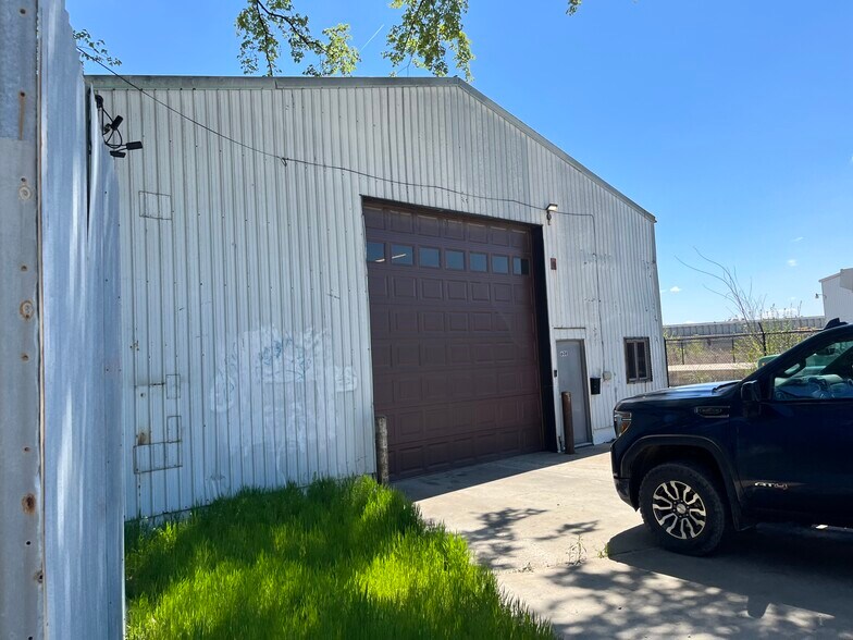 More Photos Of 606 Railroad St, Joliet Warehouse For Lease