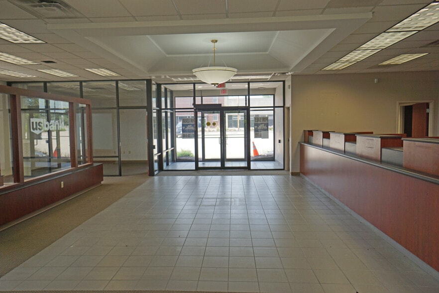 More Photos Of 200 N 6th St, Beatrice Bank For Lease