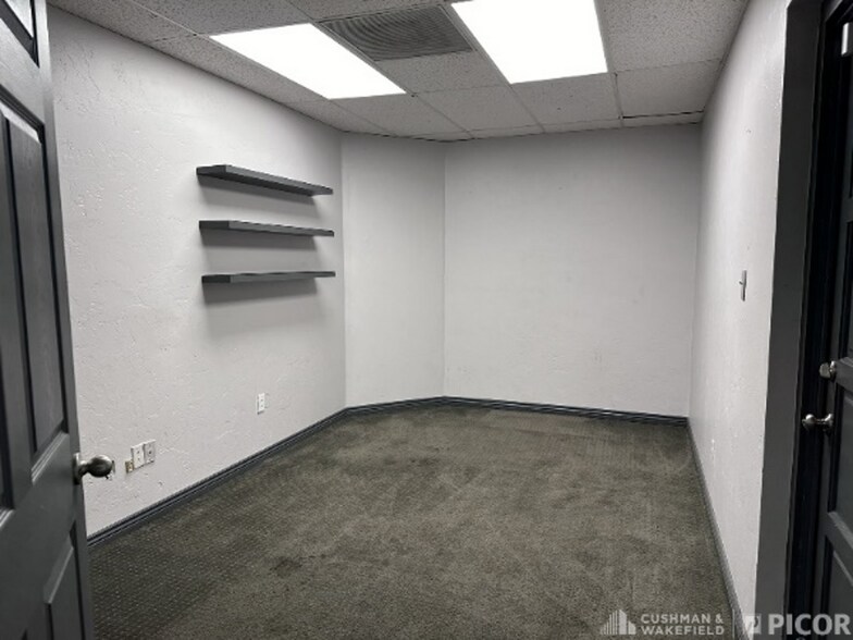 More Photos Of 1955 W Grant Rd, Tucson Light Distribution For Lease