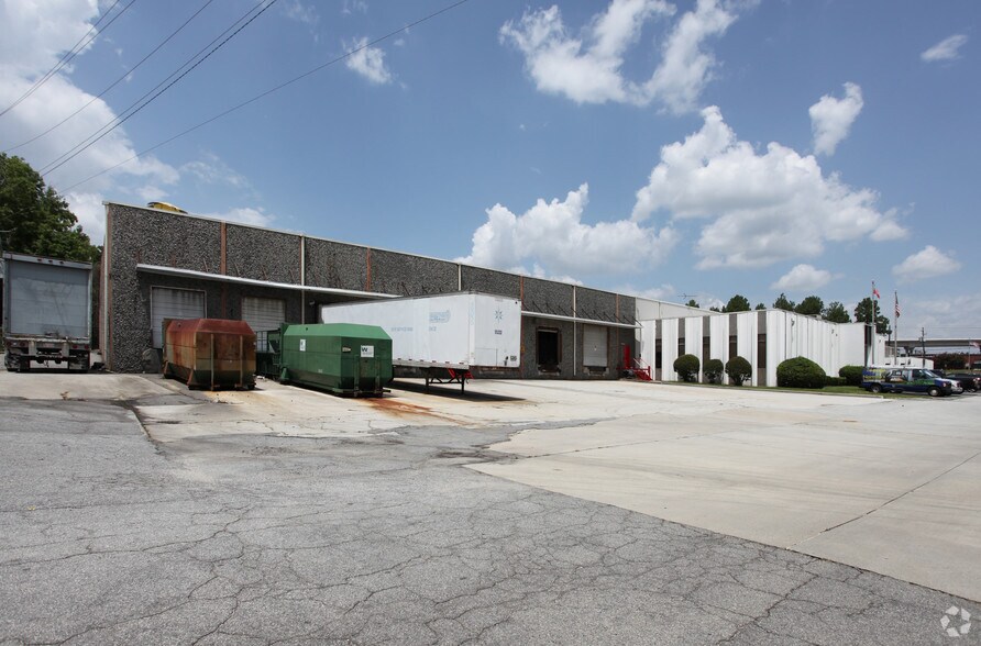 More Photos Of 5665 New Peachtree Rd, Chamblee Warehouse For Lease