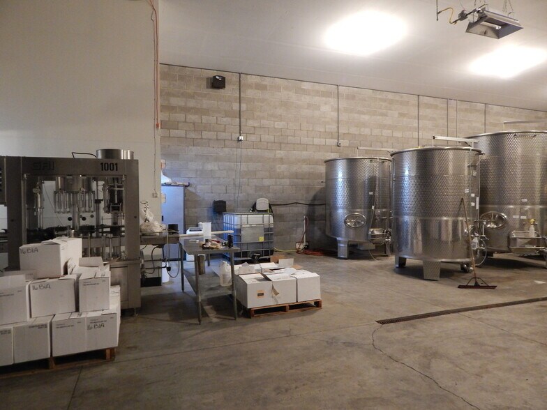 More Photos Of 707 Hess Ln, Roseburg Warehouse For Lease