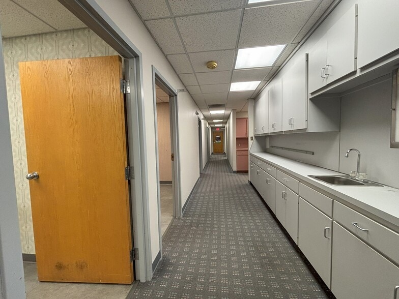 More Photos Of 923-931 Farmington Ave, Bristol Medical For Lease