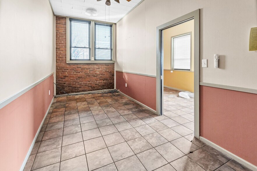 More Photos Of 785 Page Blvd, Springfield Light Manufacturing For Sale