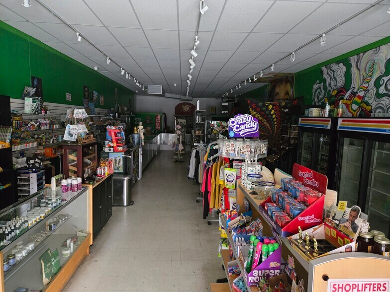 More Photos Of 423 SW 6th St, Redmond General Retail For Sale