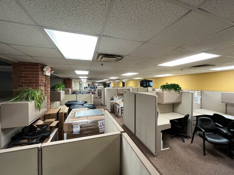 More Photos Of 1457 E 40th St, Cleveland Showroom For Lease