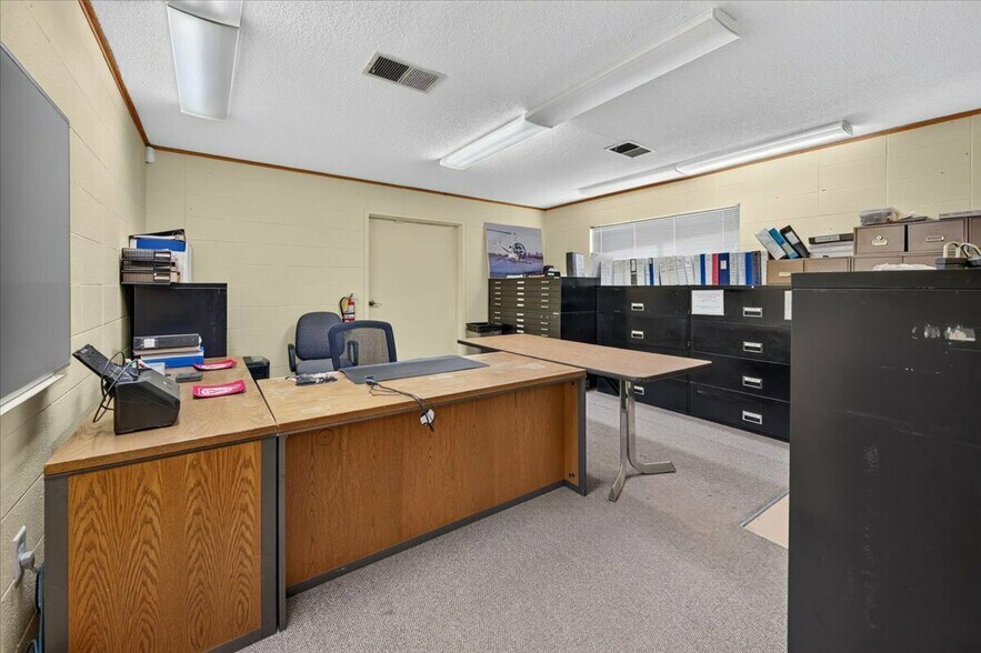 More Photos Of 925 M St, Firebaugh Manufacturing For Sale