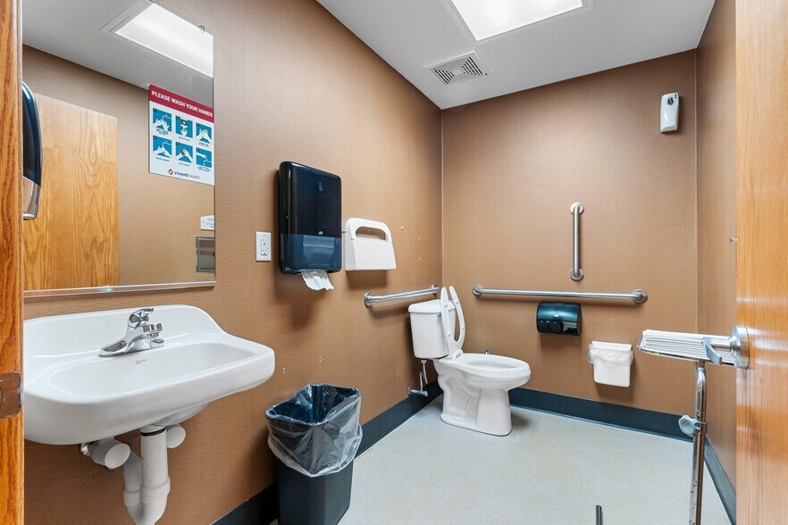 More Photos Of 445 S Adams St, Green Bay Office For Lease