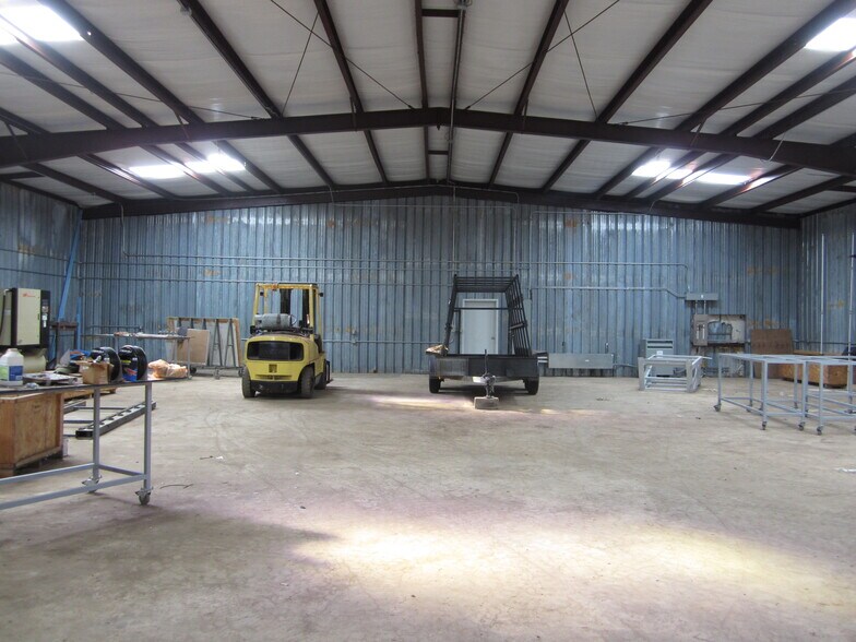 More Photos Of 10141 TX Loop 106, Adkins Showroom For Sale