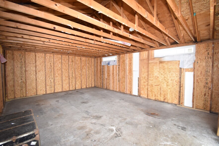 More Photos Of 132 N Main St, Hubbard Freestanding For Sale