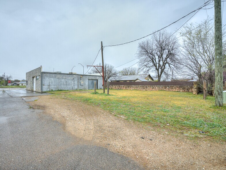 More Photos Of 200 N Broadway Ave, Geary Convenience Store For Sale