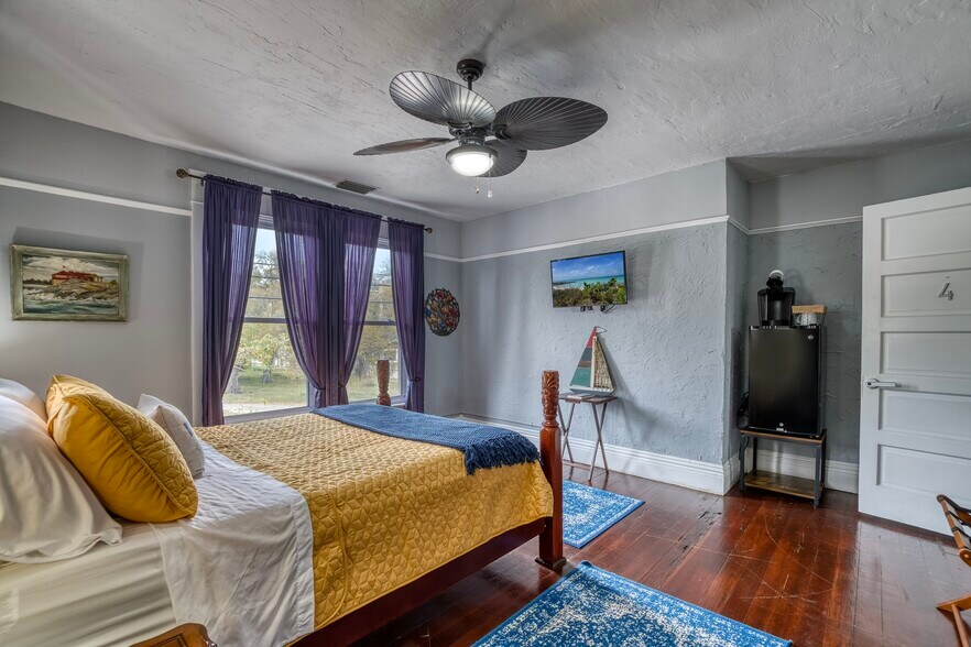 More Photos Of 304 15th St W, Bradenton Specialty For Sale