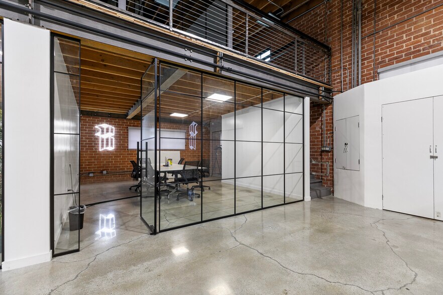 More Photos Of 1604 Venice Blvd, Los Angeles Showroom For Lease