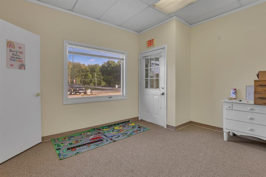 More Photos Of 32 E Hampton Rd, Marlborough Freestanding For Lease