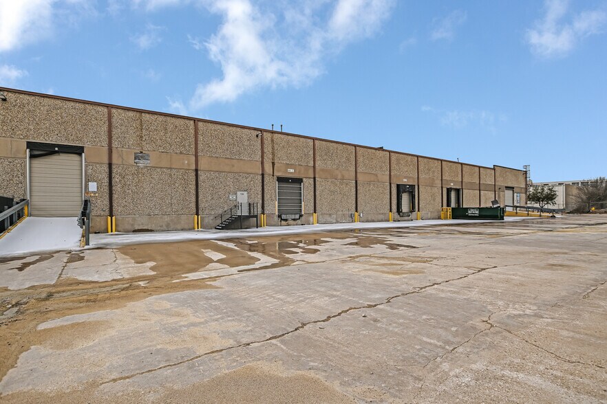 More Photos Of 10420 Metric Blvd, Austin Warehouse For Lease