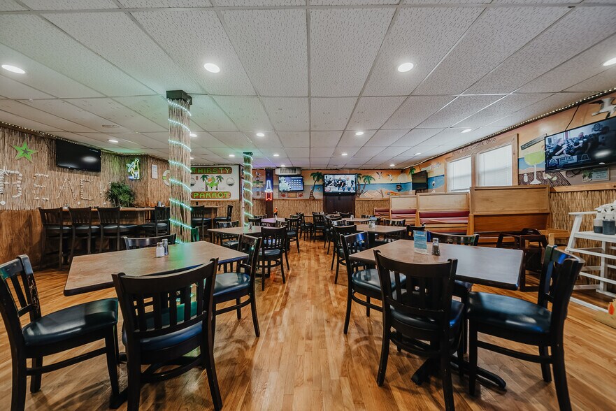 More Photos Of 706 S Washington St, Circleville Bar For Sale