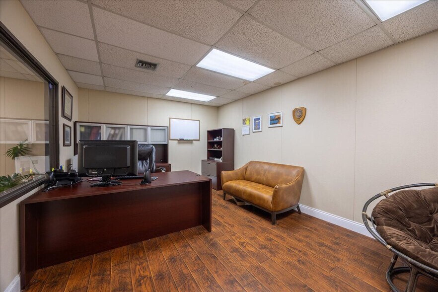More Photos Of 812 Lexington Dr, Plano Office For Sale