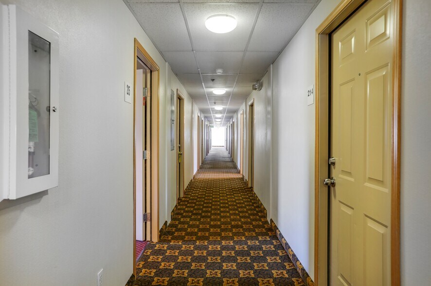 More Photos Of 2019 N Poplar St, Leadville Hotel For Sale