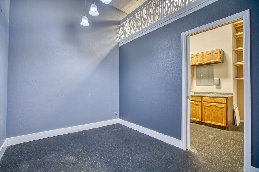 More Photos Of 305-325 Waneka Pky, Lafayette General Retail For Lease