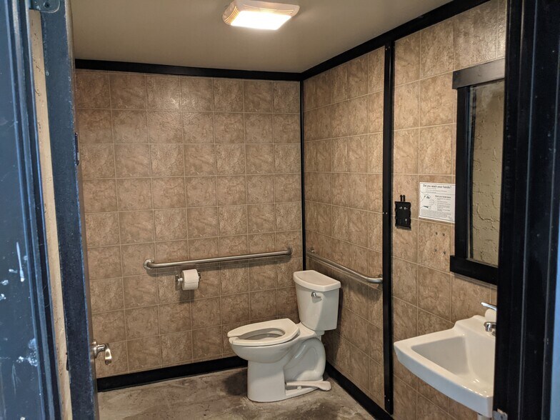 More Photos Of 108 Ross St, Molalla General Retail For Lease