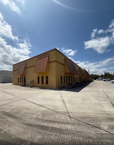 More Photos Of 1624 SE Village Green Dr, Port Saint Lucie Warehouse For Lease