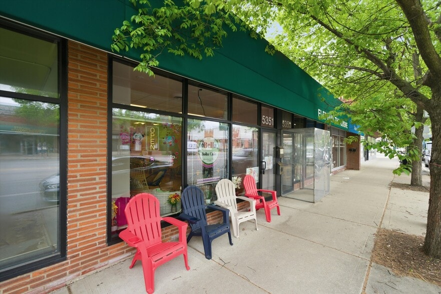 More Photos Of 5337-5353 W Devon Ave, Chicago Storefront Retail Office For Sale