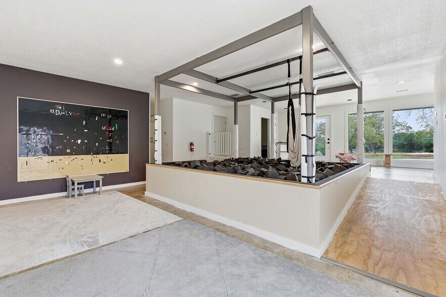 More Photos Of 13617 Fitzhugh Rd, Austin Showroom For Lease