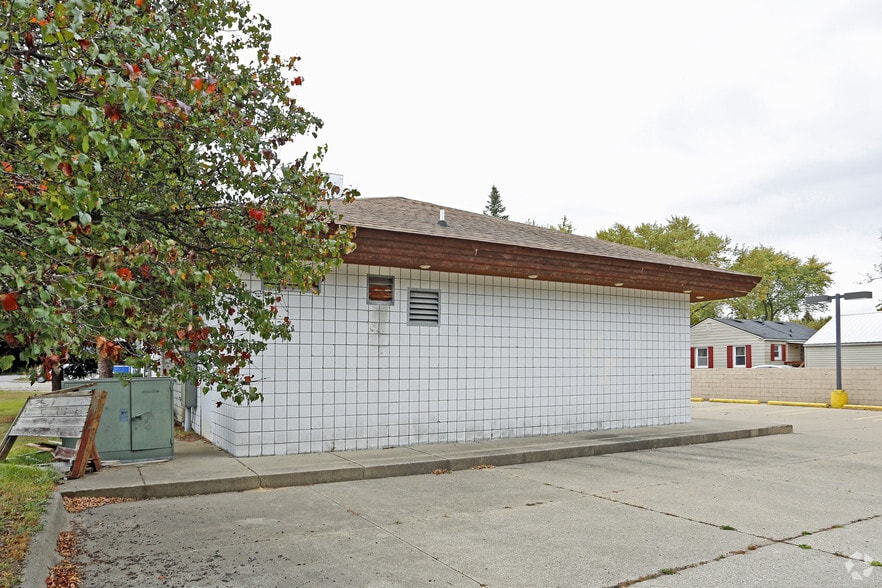 More Photos Of 5433 Sashabaw Rd, Clarkston Freestanding For Lease