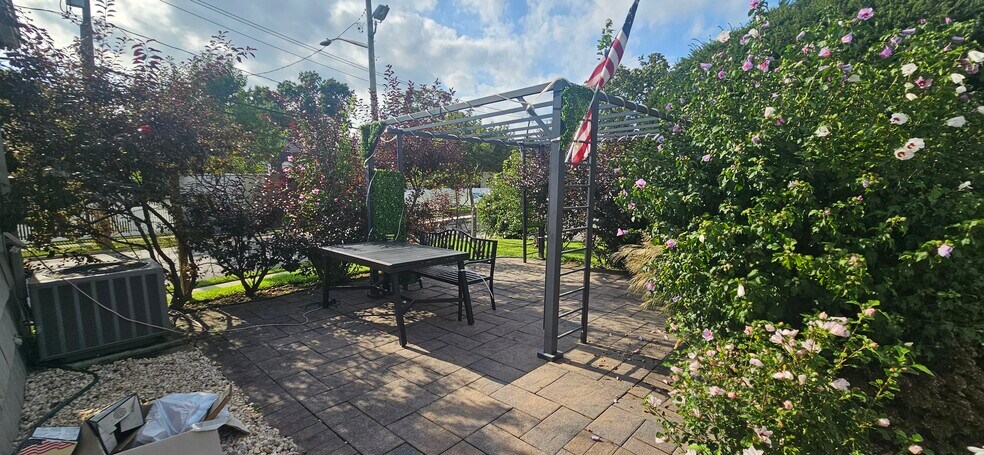 More Photos Of 16 Split Rock Rd, Syosset Freestanding For Lease