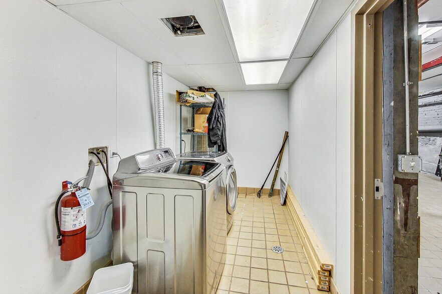 More Photos Of 1359 N Milwaukee Ave, Chicago Restaurant For Sale