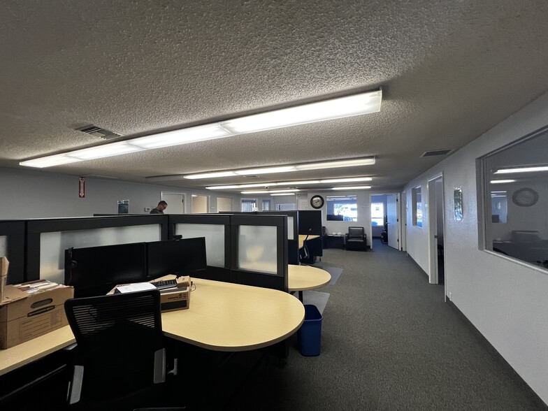 More Photos Of 3303 NE 44th St, Vancouver Office For Sale