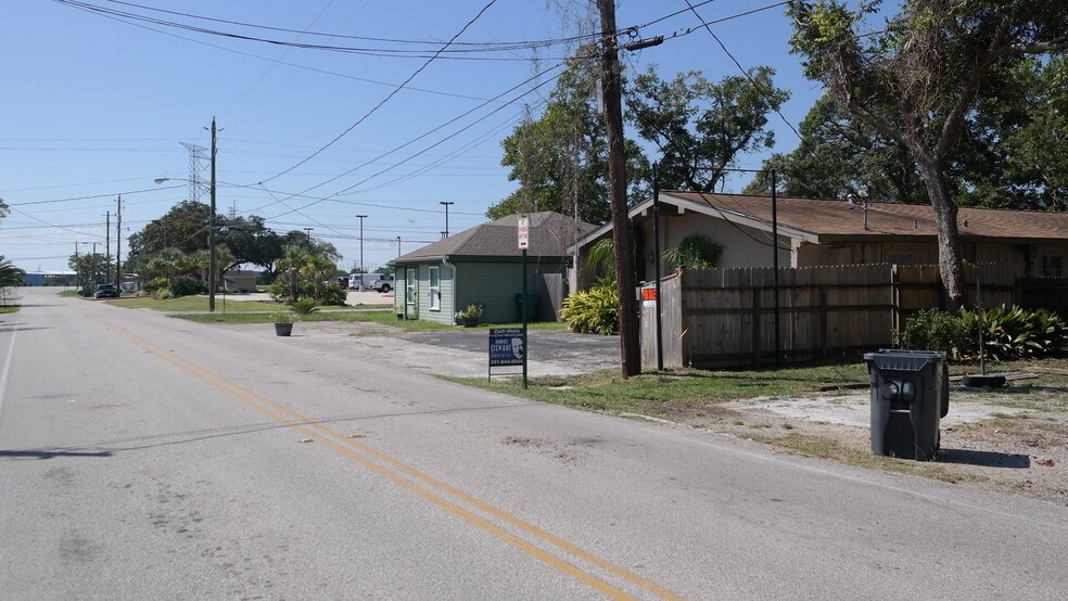 More Photos Of 1105 N Meyer Rd, Seabrook Office For Sale