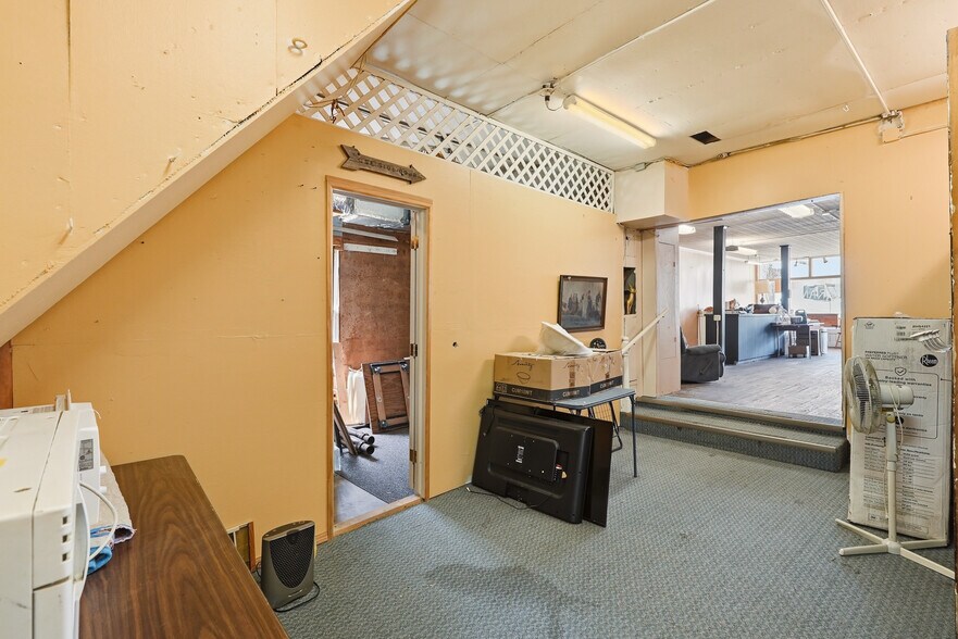More Photos Of 31 S Front St, Burbank Storefront Retail Residential For Sale