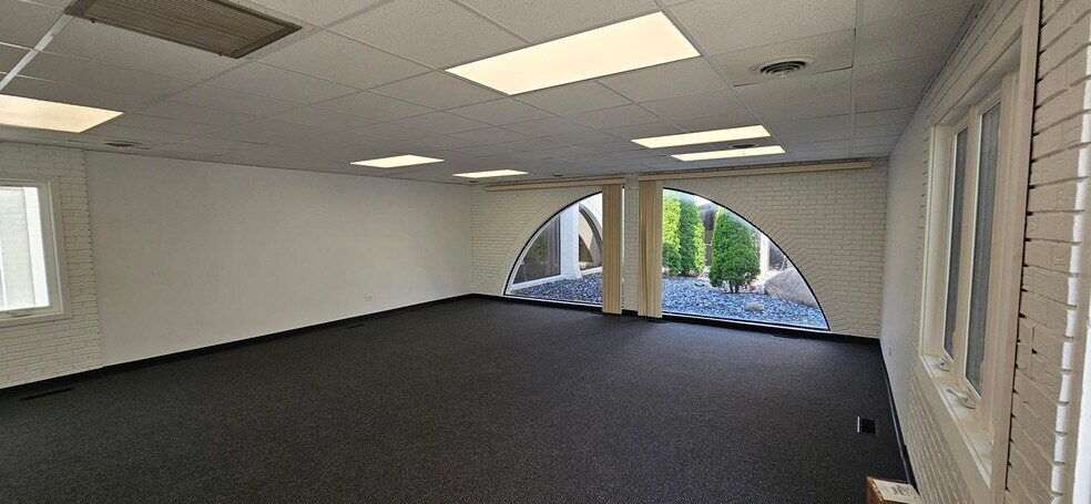 More Photos Of 310-340 Melvin, Northbrook Industrial For Lease