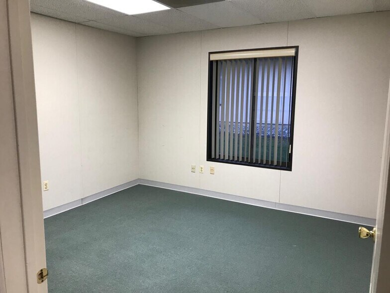 More Photos Of 1542 Kuser Rd, Hamilton Medical For Lease