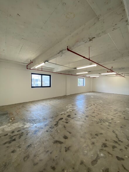 More Photos Of 901 E 31st St, Los Angeles Manufacturing For Lease