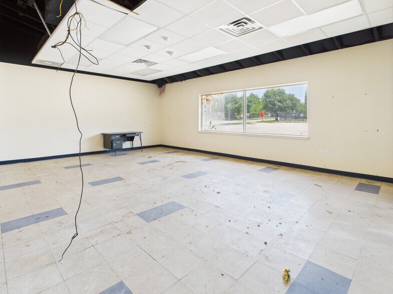 More Photos Of 5021 Stanley Ave, Fort Worth Flex For Lease