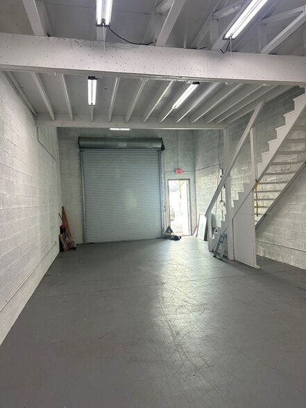 More Photos Of 964 Service St, West Palm Beach Warehouse For Lease
