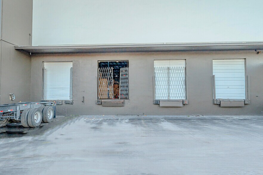 More Photos Of 6001 Powerline Rd, Fort Lauderdale Showroom For Lease