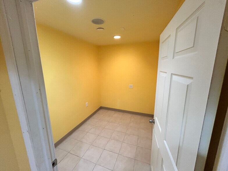 More Photos Of 669 E 185th St, Euclid General Retail For Sale