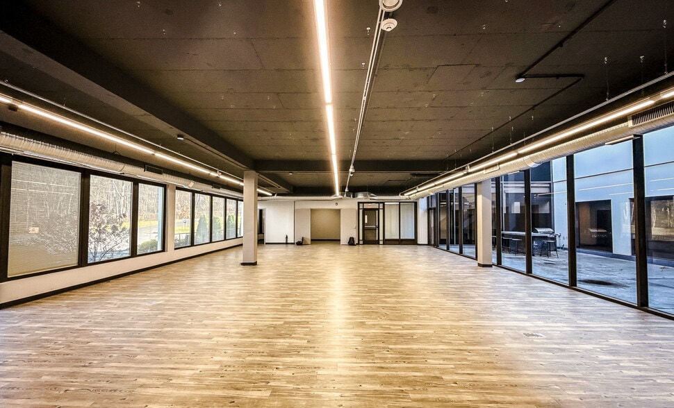 More Photos Of 400 Captain Neville Dr, Waterbury Warehouse For Lease