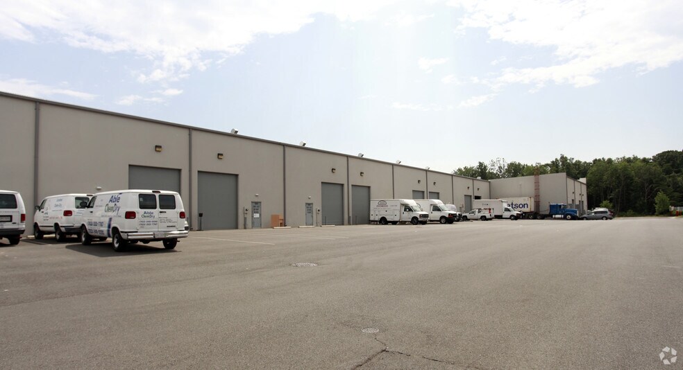 More Photos Of 8982-9050 Hornbaker Rd, Manassas Warehouse For Lease