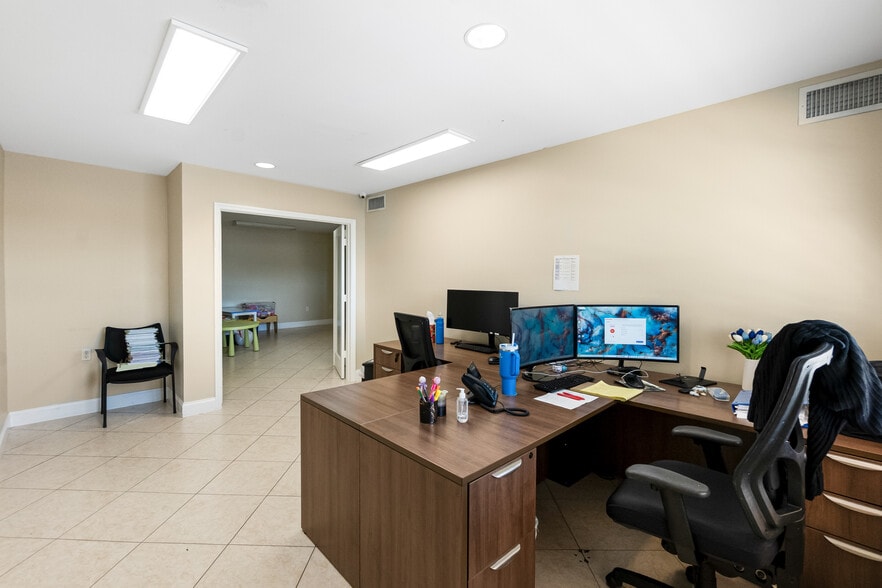 More Photos Of 10261 Sunset Dr, Miami Office For Lease