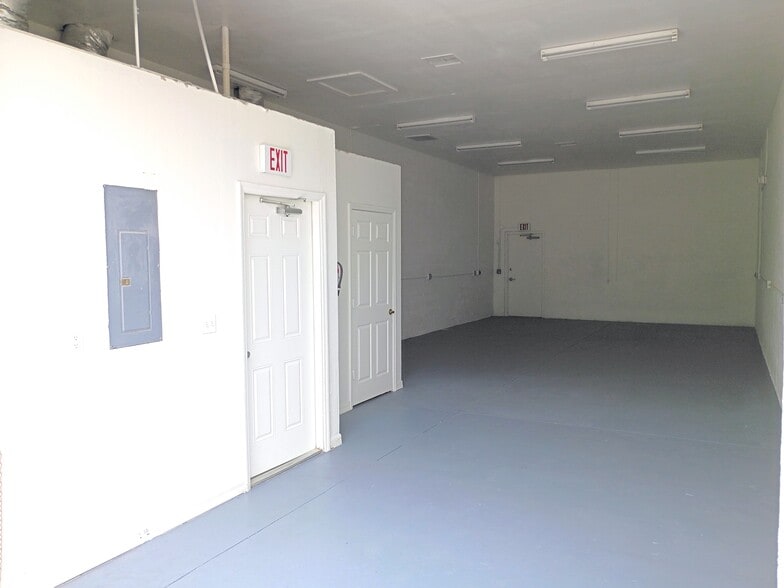 More Photos Of 326 NE 3rd Ave, Cape Coral Industrial For Sale