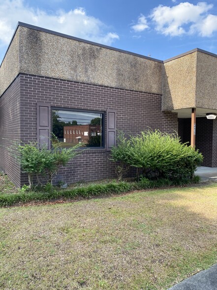 Primary Photo Of 318 E Main St, Kingstree Office For Sale