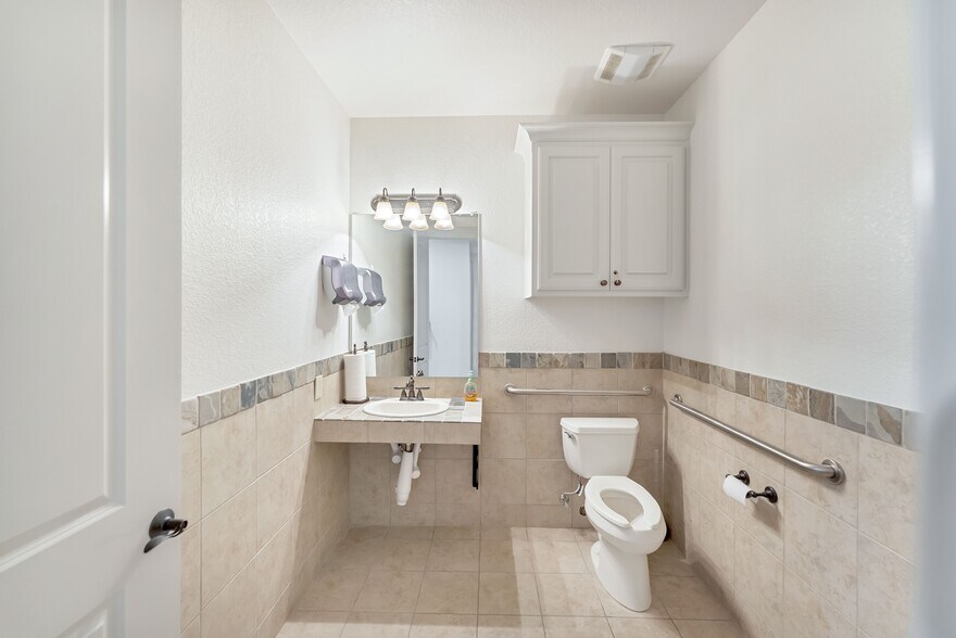 More Photos Of 8201 Mid Cities Blvd, North Richland Hills Office For Sale