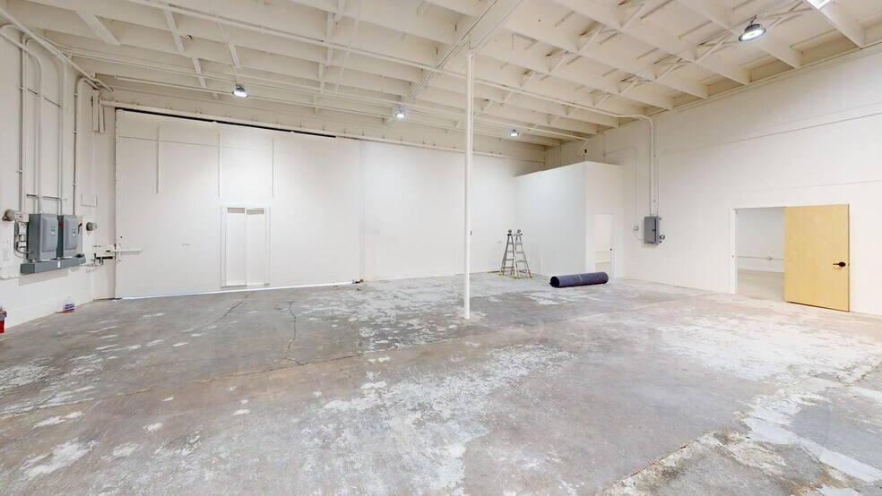 More Photos Of 2828 E 14th St, Long Beach Service For Lease