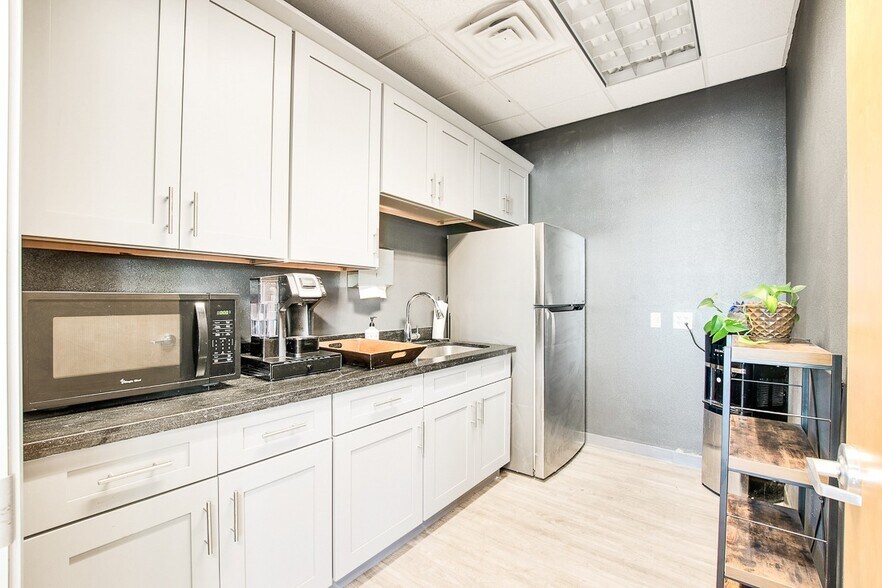 More Photos Of 575 W Chandler Blvd, Chandler Medical For Sale