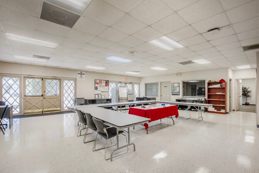 More Photos Of 1900 33rd St, Orlando Service For Sale