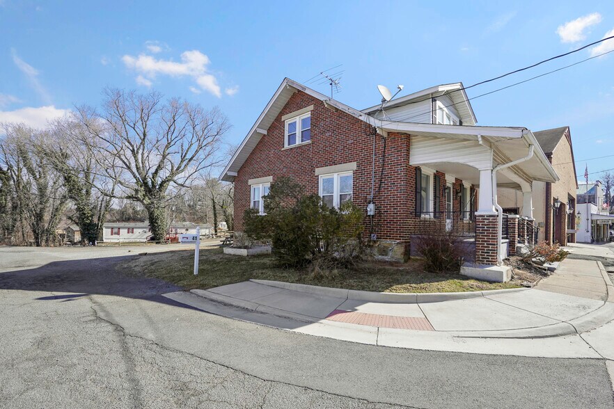 More Photos Of 41 E Colonial Hwy, Hamilton Freestanding For Sale