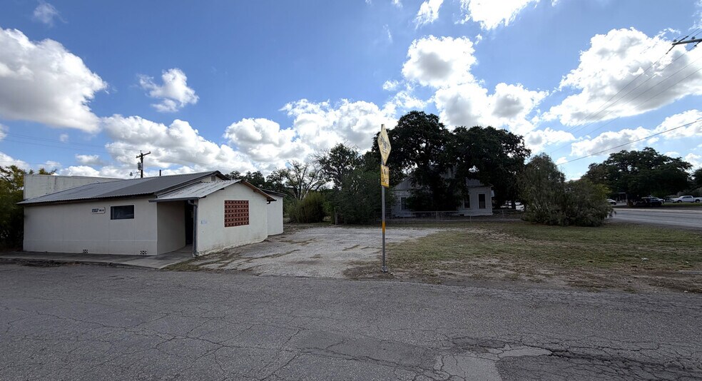 More Photos Of 1907 Avenue M, Hondo Storefront For Sale